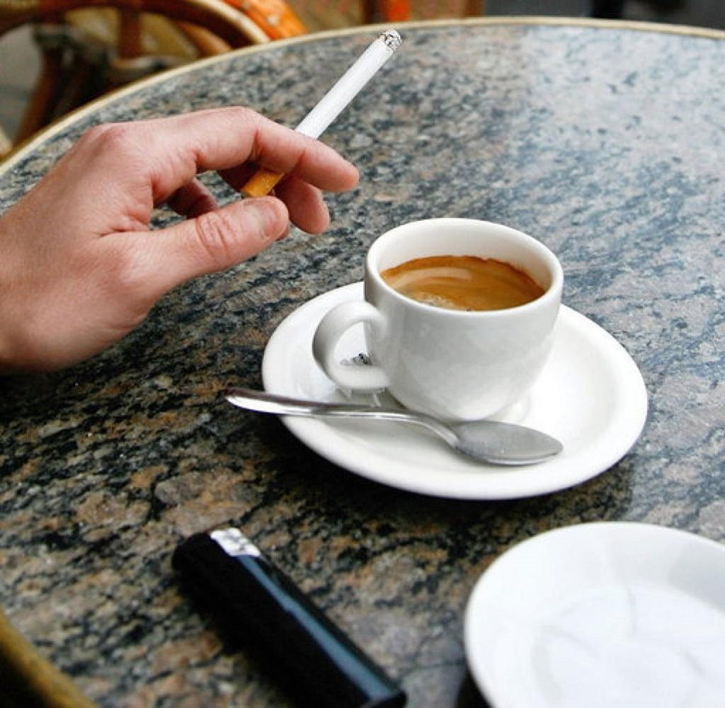 سیگاریها بیش از غیر سیگاریها کافئین مصرف میکنند